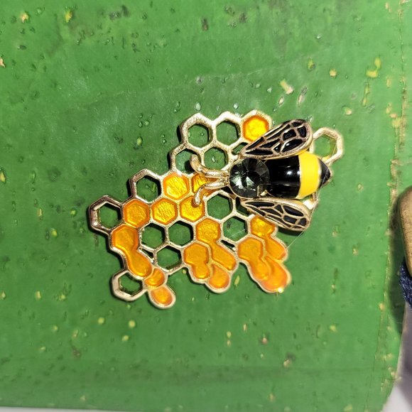 Handmade Green Cork Bee Clutch - Picture 2 of 7